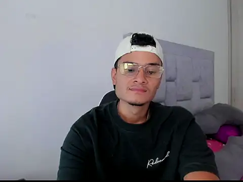 Snapshot of FredericSloan chatting on February 24, 8:51 pm FredericSloan online show from February 24, 8:51 pm