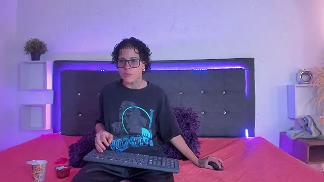 Ale cuzz online show from February 27, 3:01 pm