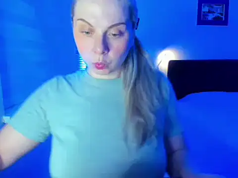 Snapshot of i_love_iva chatting on March 1, 11:01 am i love iva online show from March 1, 11:01 am