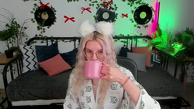 Snapshot of TiffanyPeachi chatting on February 26, 10:47 am TiffanyPeachi online show from February 26, 10:47 am