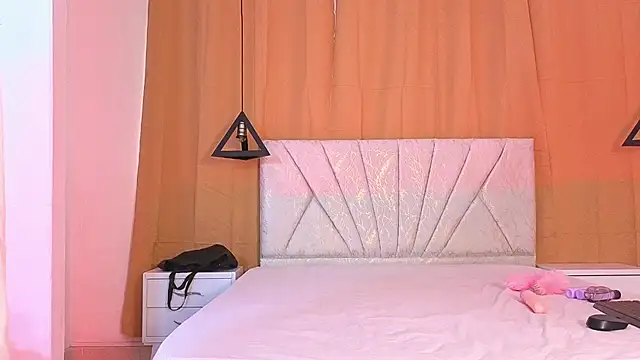 Snapshot of rossane_luxe chatting on February 23, 12:35 pm rossane luxe online show from February 23, 12:35 pm