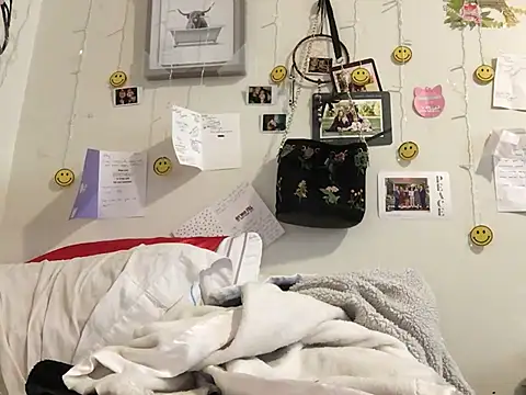 Snapshot of Girlnextdoor242 chatting on February 17, 4:13 pm Girlnextdoor242 online show from February 17, 4:13 pm