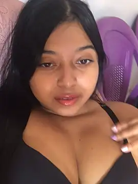 Snapshot of Emmily_hott chatting on February 19, 1:29 pm Emmily hott online show from February 19, 1:29 pm