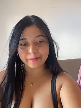 Snapshot of Emmily_hott chatting on June 2, 6:43 pm Emmily hott online show from June 2, 6:43 pm