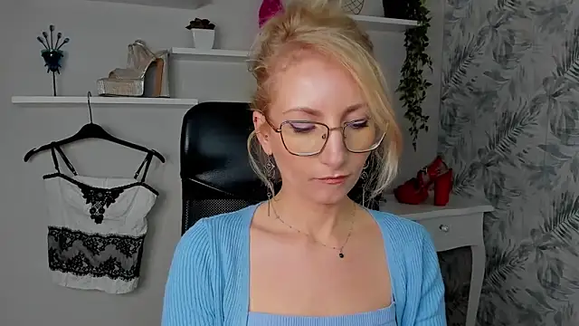 CinderellaMoon online show from March 26, 6:30 am