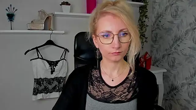 CinderellaMoon online show from March 31, 5:19 am