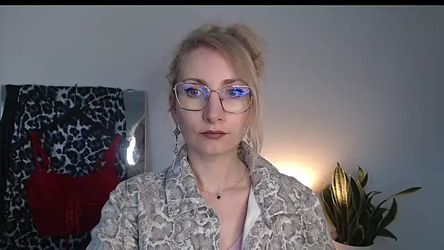 CinderellaMoon online show from April 7, 5:30 am