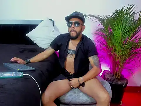 Snapshot of King_bear_25 chatting on March 2, 3:41 am King bear 25 online show from March 2, 3:41 am