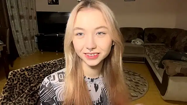 Snapshot of PinkTraible chatting on February 25, 11:31 am PinkTraible online show from February 25, 11:31 am