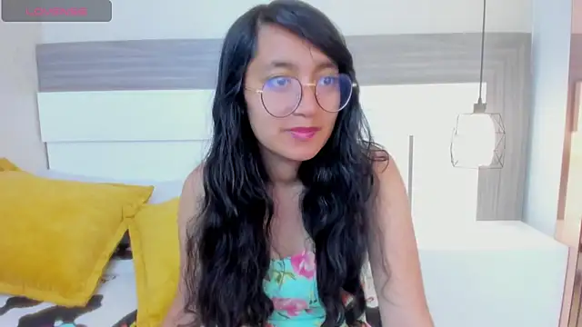 Snapshot of Emilyblussh chatting on February 21, 1:12 pm Emilyblussh online show from February 21, 1:12 pm