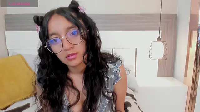 Snapshot of Emilyblussh chatting on February 24, 6:50 pm Emilyblussh online show from February 24, 6:50 pm