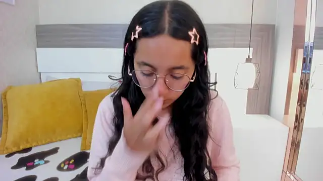 Snapshot of Emilyblussh chatting on February 27, 6:52 pm Emilyblussh online show from February 27, 6:52 pm