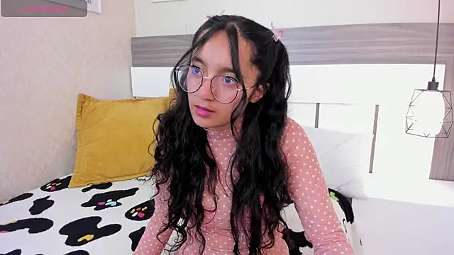 Snapshot of Emilyblussh chatting on March 2, 6:04 pm Emilyblussh online show from March 2, 6:04 pm