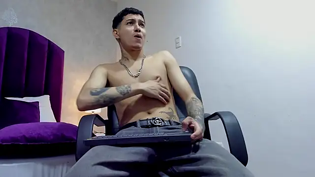 Snapshot of JoshBeech chatting on February 18, 1:18 pm JoshBeech online show from February 18, 1:18 pm