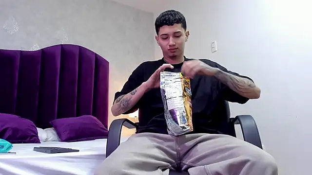 Snapshot of JoshBeech chatting on February 20, 12:38 pm JoshBeech online show from February 20, 12:38 pm