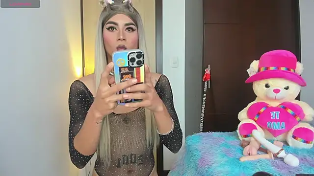 Snapshot of alisoondrean_ chatting on February 20, 12:38 pm alisoondrean online show from February 20, 12:38 pm