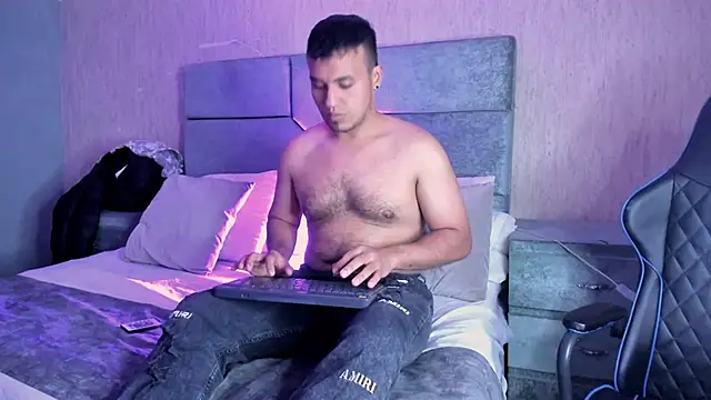 Snapshot of AronGarcia chatting on February 20, 8:09 pm AronGarcia online show from February 20, 8:09 pm