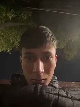 Snapshot of glopetitooo chatting on March 2, 2:03 am glopetitooo online show from March 2, 2:03 am