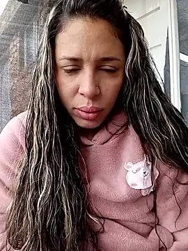 Snapshot of kiki_milu chatting on April 22, 1:34 pm kiki milu online show from April 22, 1:34 pm