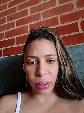 Snapshot of kiki_milu chatting on May 9, 2:44 pm kiki milu online show from May 9, 2:44 pm