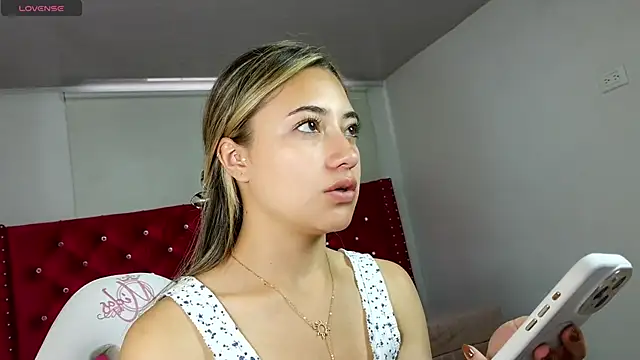 Snapshot of amy_ker_m chatting on April 20, 8:32 pm amy ker m online show from April 20, 8:32 pm
