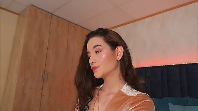 LucyDeLuca online show from March 19, 5:22 am