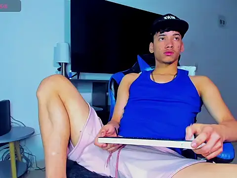 Lyam Russo online show from April 18, 5:44 am