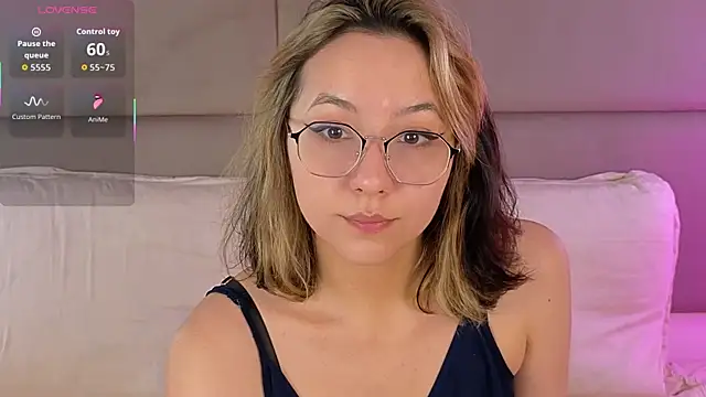 Snapshot of SweetElya chatting on June 30, 6:14 am SweetElya online show from June 30, 6:14 am