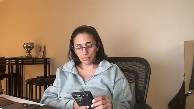 Snapshot of latinamom54 chatting on March 2, 6:48 pm latinamom54 online show from March 2, 6:48 pm