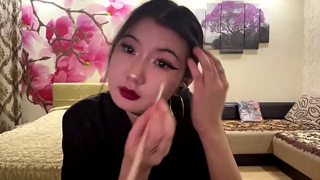 MaeRaads online show from March 23, 6:34 pm