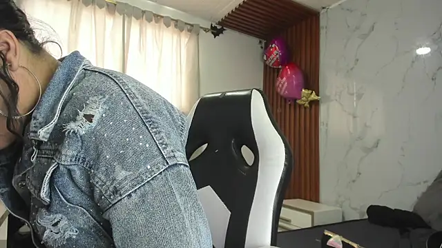 Snapshot of adhara__messY chatting on April 18, 7:07 pm adhara messY online show from April 18, 7:07 pm