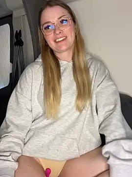 Snapshot of melanieTesss chatting on February 23, 2:36 pm melanieTesss online show from February 23, 2:36 pm