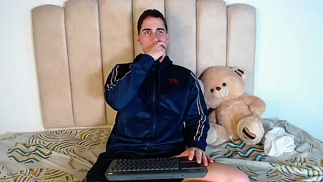 ryanlevi1 online show from February 24, 12:14 pm