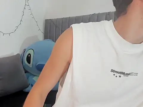 ryanlevi1 online show from June 4, 4:24 pm