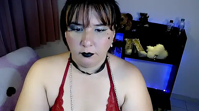 Snapshot of Queen_Genevieve chatting on May 13, 2:20 am Queen Genevieve online show from May 13, 2:20 am