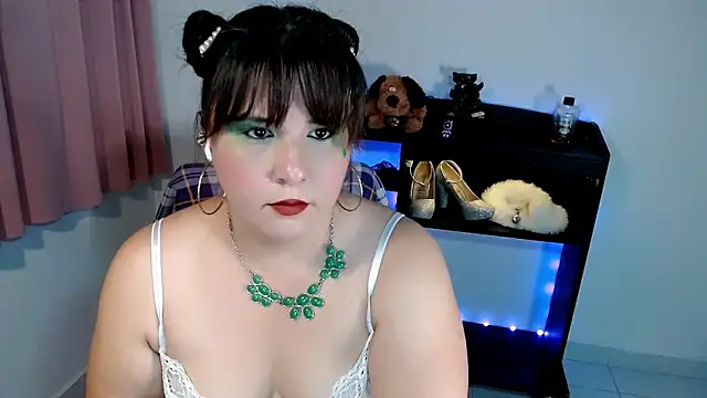 Snapshot of Queen_Genevieve chatting on May 22, 1:46 am Queen Genevieve online show from May 22, 1:46 am
