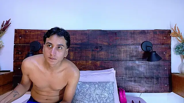 Snapshot of Esmeralda_and_Naim chatting on February 25, 7:01 pm Esmeralda and Naim online show from February 25, 7:01 pm