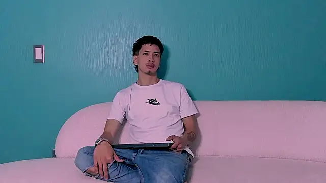 Snapshot of Youdoll_ chatting on February 25, 1:32 pm Youdoll online show from February 25, 1:32 pm