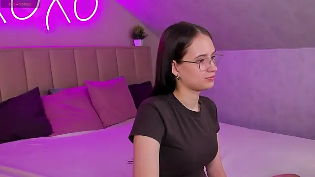 Miaa Hill online show from March 9, 9:24 am