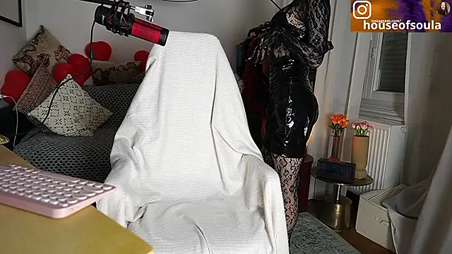 Snapshot of supreme_dominatrix chatting on March 12, 9:43 pm supreme dominatrix online show from March 12, 9:43 pm