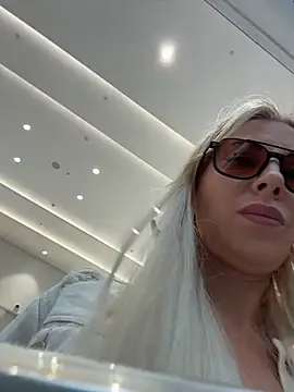 LisaMurr online show from May 13, 10:01 am