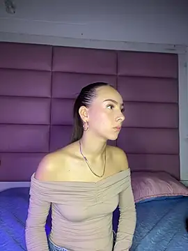 Snapshot of Sophiie_18 chatting on February 19, 12:12 pm Sophiie 18 online show from February 19, 12:12 pm