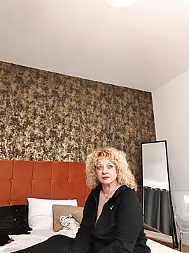 Snapshot of LaireeFelini chatting on February 21, 7:04 pm LaireeFelini online show from February 21, 7:04 pm