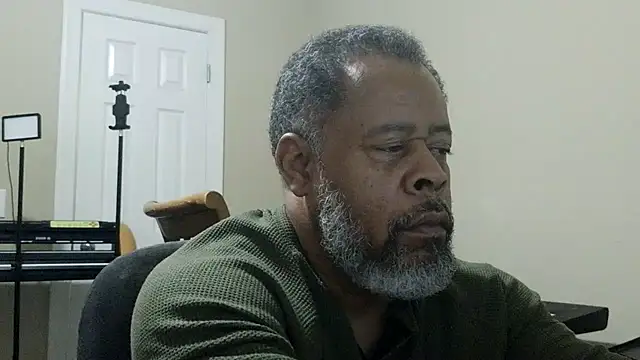 Snapshot of Cleozevo1961 chatting on March 3, 8:48 pm Cleozevo1961 online show from March 3, 8:48 pm