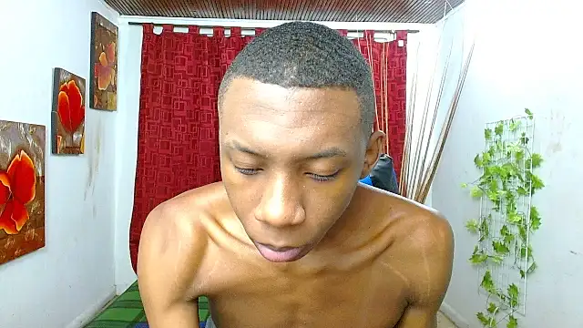 milo018 online show from April 17, 8:34 pm