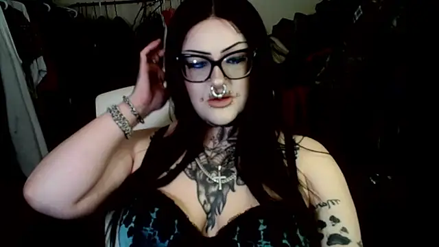 Snapshot of grindhouseho chatting on June 19, 5:23 am grindhouseho online show from June 19, 5:23 am