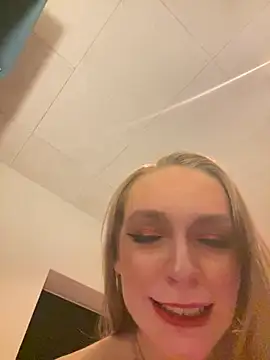 Snapshot of HoneyImHome07 chatting on February 18, 4:30 am HoneyImHome07 online show from February 18, 4:30 am