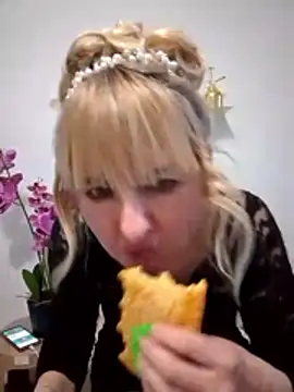 Snapshot of -Nefertiti- chatting on March 2, 3:52 am -Nefertiti- online show from March 2, 3:52 am