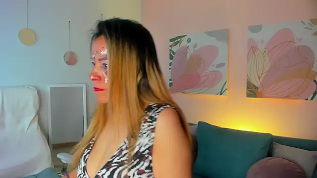 Snapshot of Ivonne_4 chatting on April 23, 1:02 pm Ivonne 4 online show from April 23, 1:02 pm
