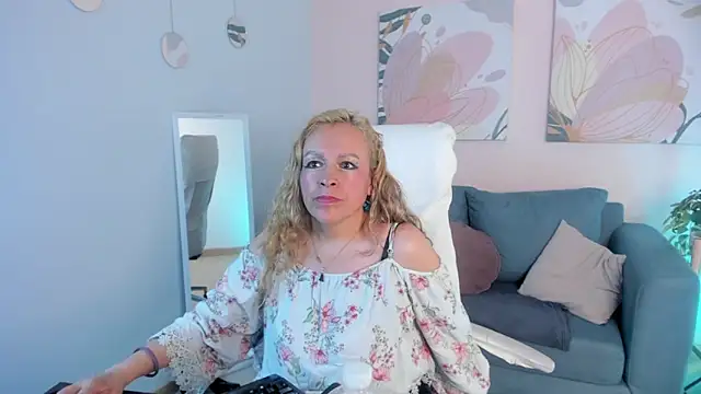 Snapshot of Ivonne_4 chatting on May 20, 7:42 pm Ivonne 4 online show from May 20, 7:42 pm